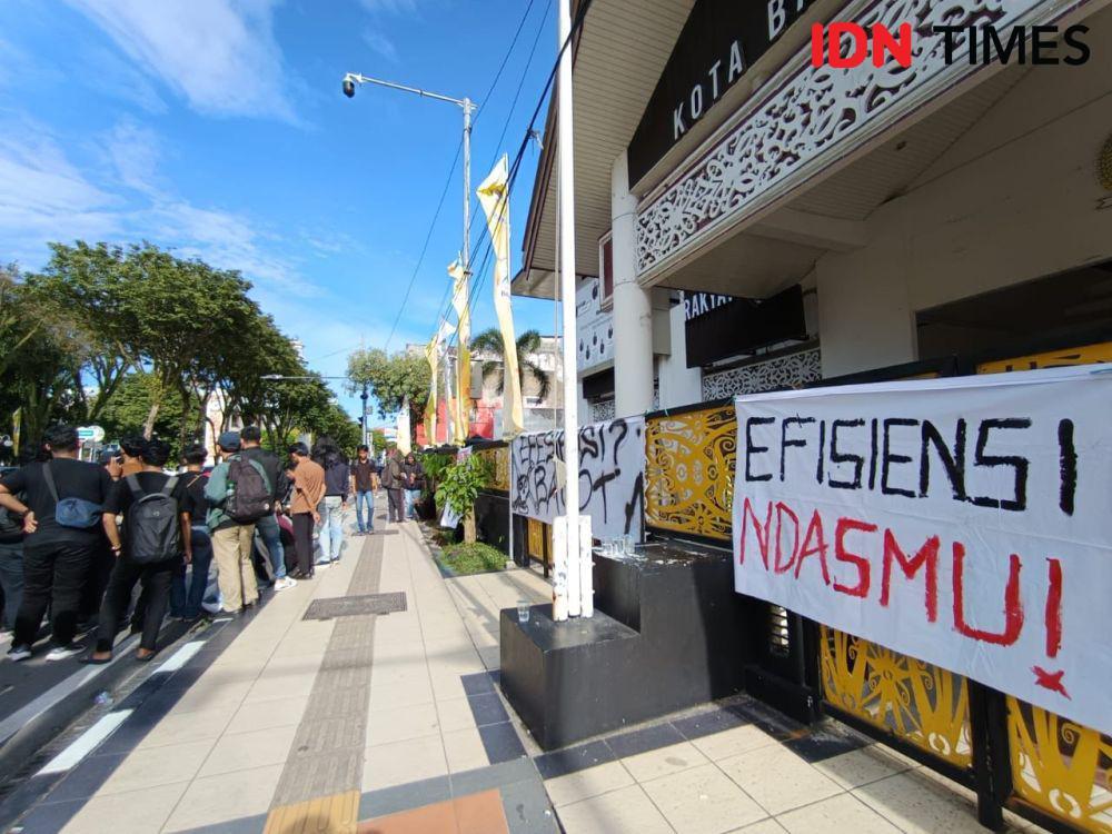 Spanduk bernada kritik terhadap kebijakan efisiensi anggaran yang dikeluarkan pemerintah. (IDN Times / Erik Alfian)