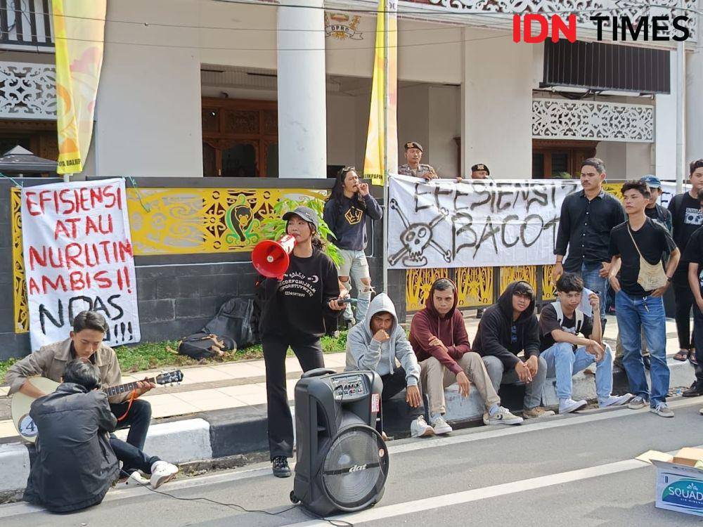 Salah satu mahasiswi membacakan puisi pada demontrasi di depan Kantor DPRD Balikpapan, Jumat (21/2/2025). (IDN Times / Erik Alfian)