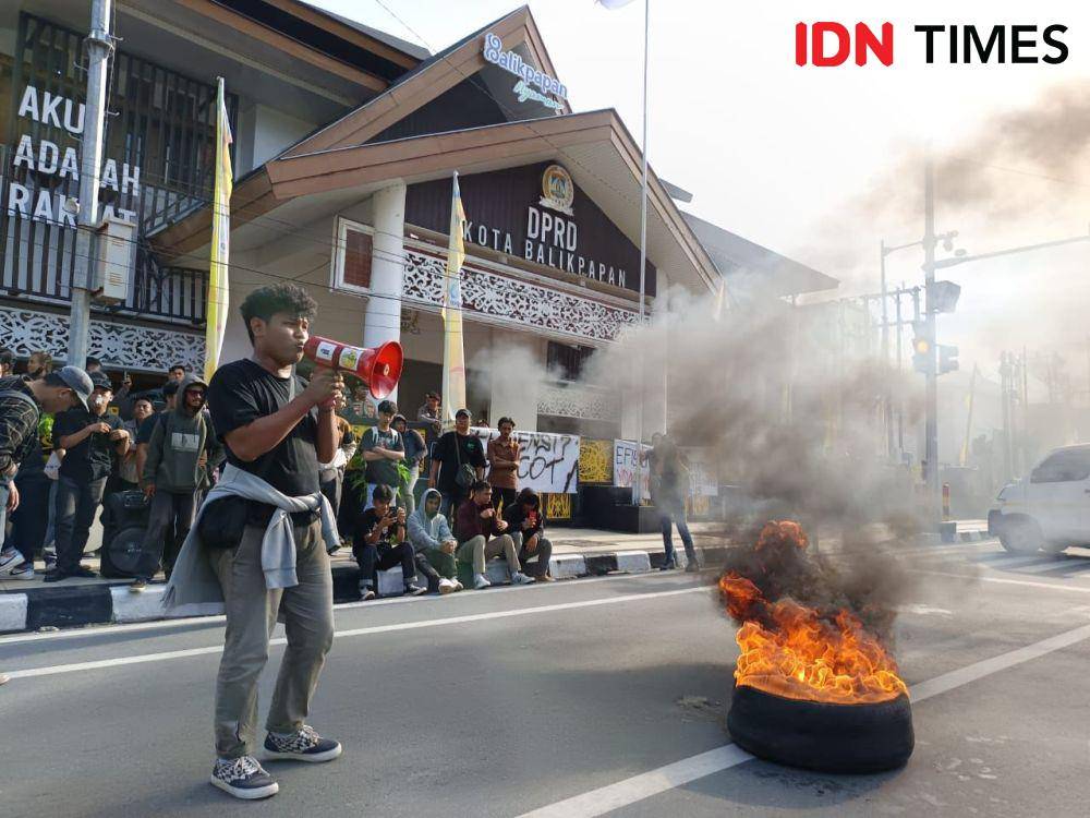 Mahasiswa di Balikpapan melakukan demontrasi mengkritisi kebijakan pemerintah. (IDN Times / Erik Alfian)