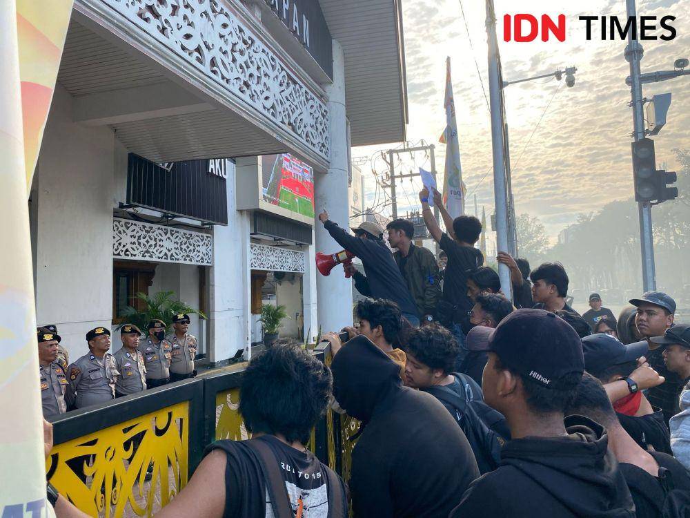 Demontrasi mahasiswa di Balikpapan mengkritisi kebijakan pemerintah, Jumat (21/2/2025). (IDN Times /Erik Alfian)