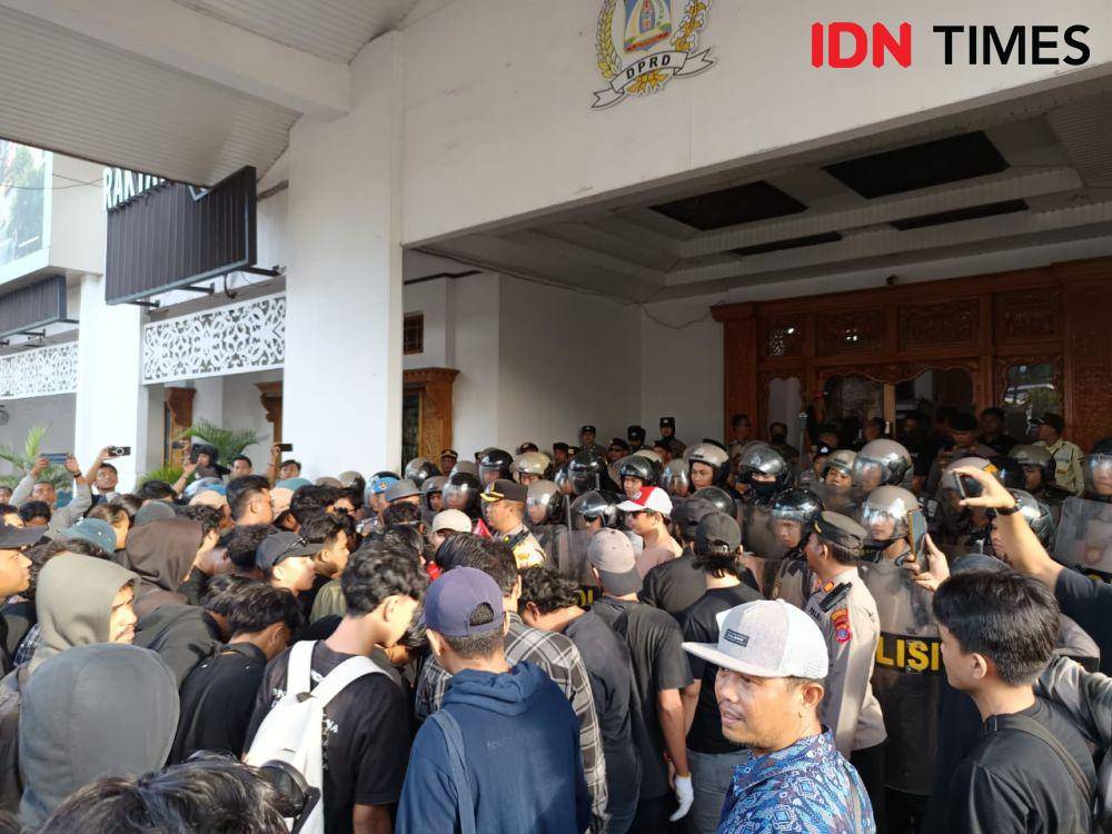 Ada 14 poin tuntutan mahasiswa dalam aksi demontrasi di Balikpapan, Jumat (21/2/2025). (IDN Times / Erik Alfian)