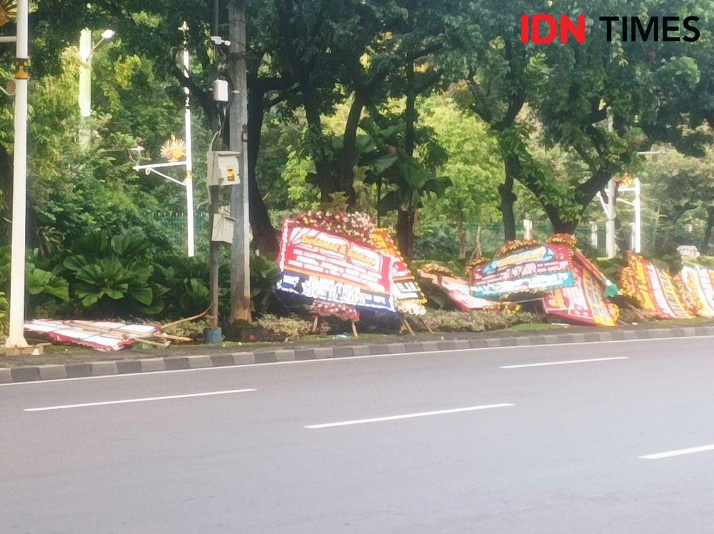 Viral, Aksi Demo Rusak Puluhan Karangan Bunga di Balai Kota