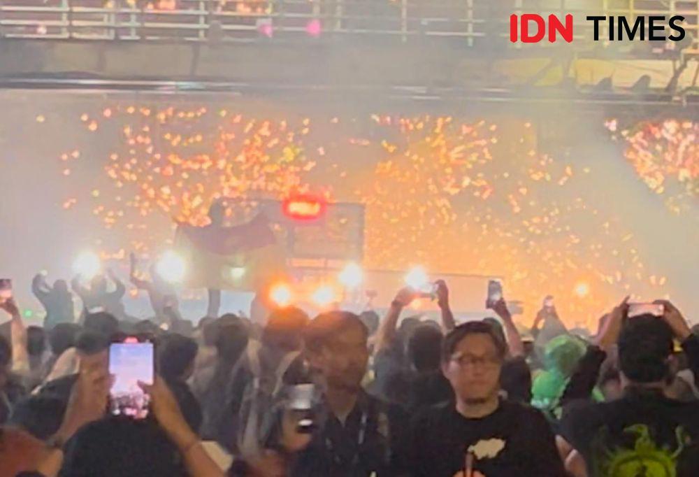Massa Aksi Indonesia Gelap Masih Bertahan, Ada Aksi Lempar Petasan