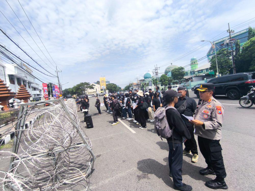 9 Tuntutan Aksi Indonesia Gelap di Surabaya Hari Ini
