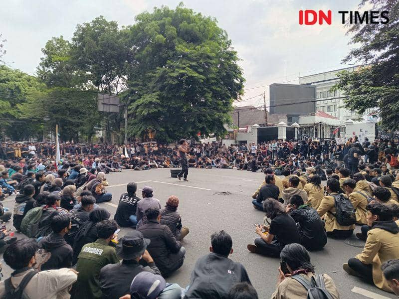 Ratusan Mahasiswa kembali Turun ke Jalan Demo Depan DPRD Jabar