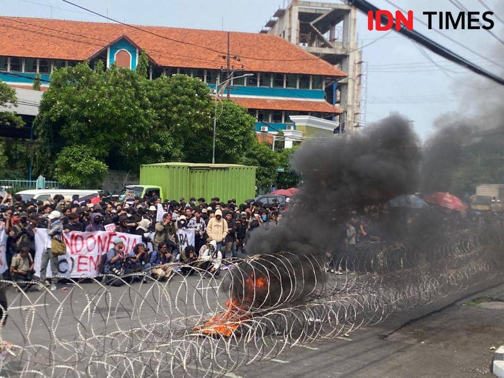 Massa Aksi 'Indonesia Gelap' Surabaya Mulai Bakar Ban