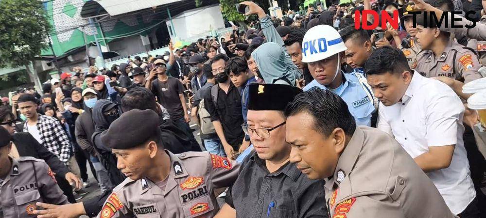 Anggota DPRD Jatim, Yordan M Batara Goa saat menemui massa aksi. (IDN Times/khoirul Huda )