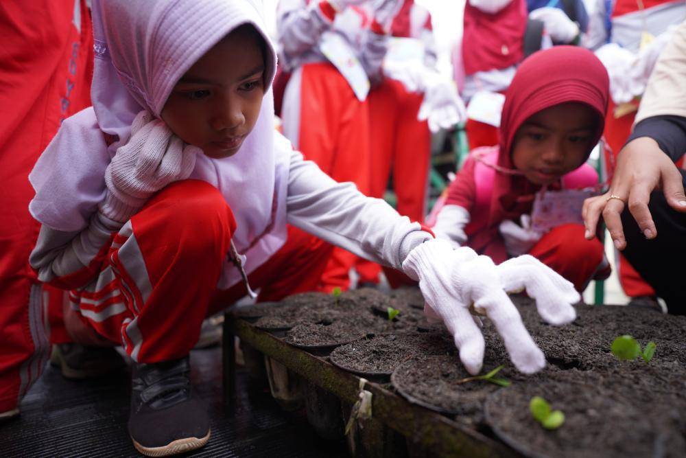 penanaman bibit pohon (vale.com)