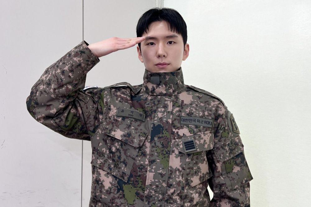 7 Potret Kihyun MONSTA X Keluar Wamil, Disambut Antusias Fans