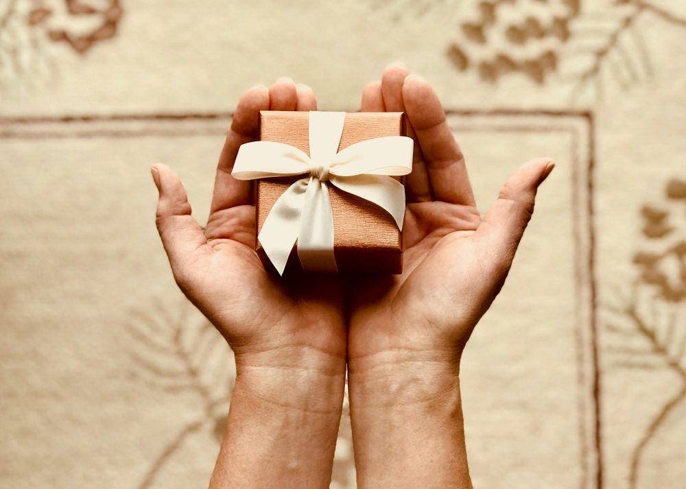 Sebuah hadiah (pexels.com/ Kim Stiver)