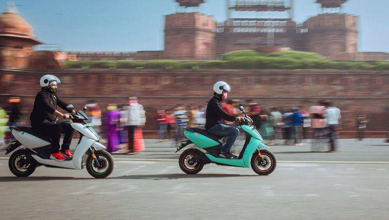 ilustrasi dua orang laki-laki yang mengendarai motor listrik di jalan raya (unsplash.com/Ather Energy)