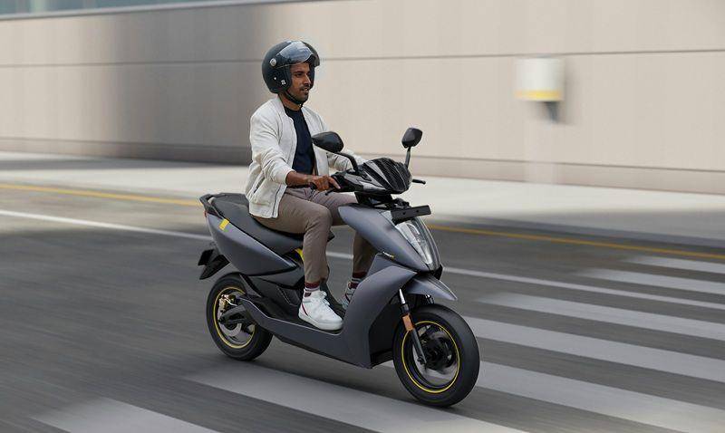 ilustrasi seorang laki-laki yang sedang mengendarai motor listrik (unsplash.com/Ather Energy)