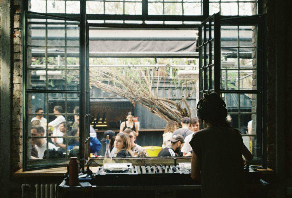 Ilustrasi penampilan live music (unsplash.com/@dropfastcollective)