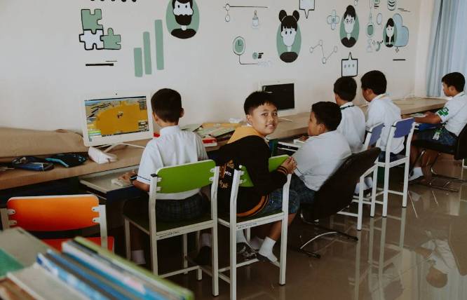 ilustrasi anak sedang belajar menggunakan laptop (pexels.com/ron-lach)
