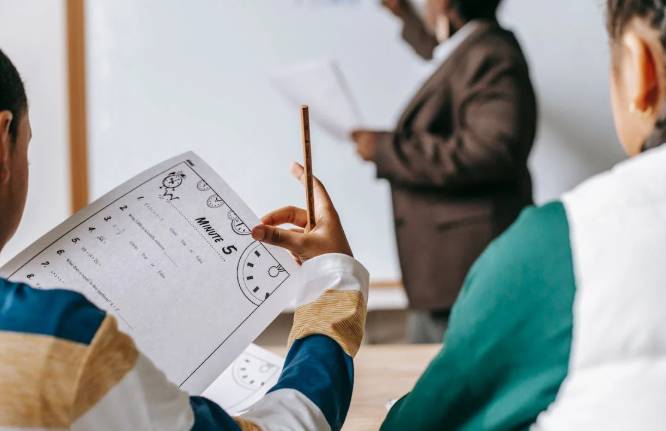 ilustrasi anak sedang belajar (pexels.com/katerina-holmes)