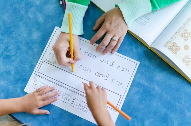 ilustrasi anak belajar menulis (pexels.com/rdne)
