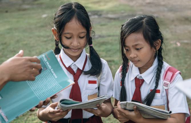 ilustrasi anak SD sedang membaca buku (pexels.com/roman-odintsov)