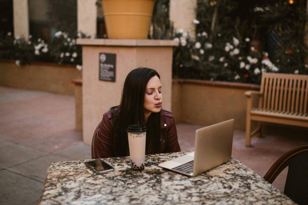 Seorang wanita depan laptop (pexels.com/RDNE Stock project)