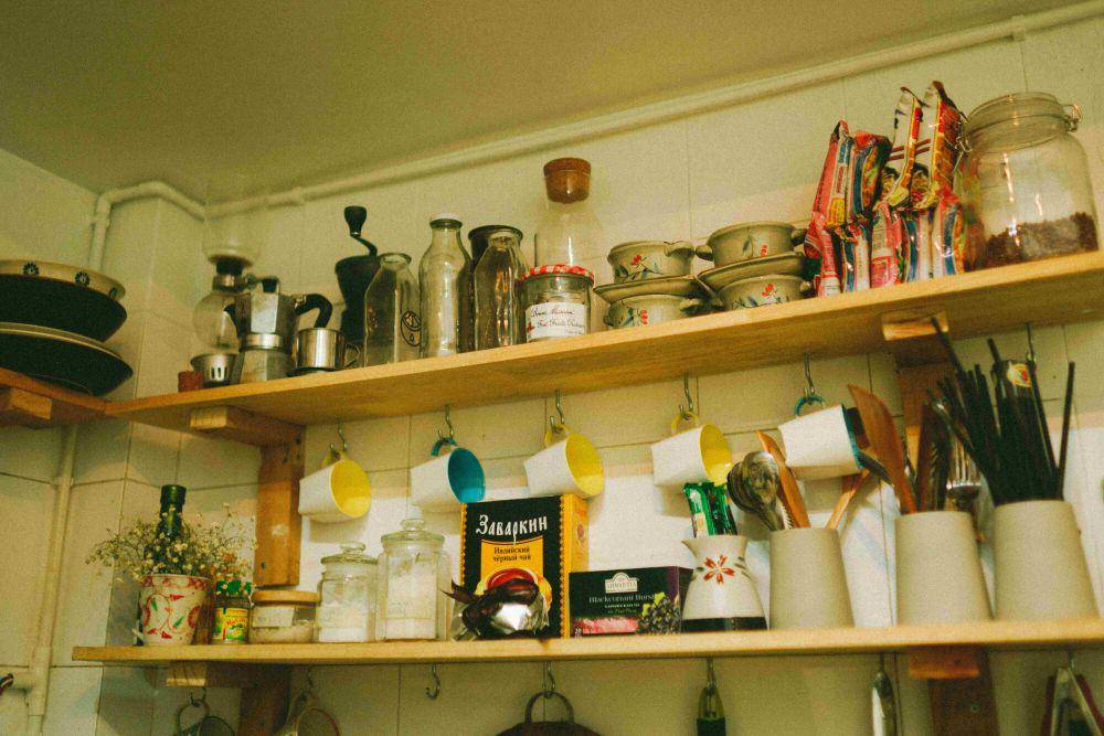 ilustrasi rak di dapur penuh barang dan makanan kemasan (unsplash.com/Chang Duong)
