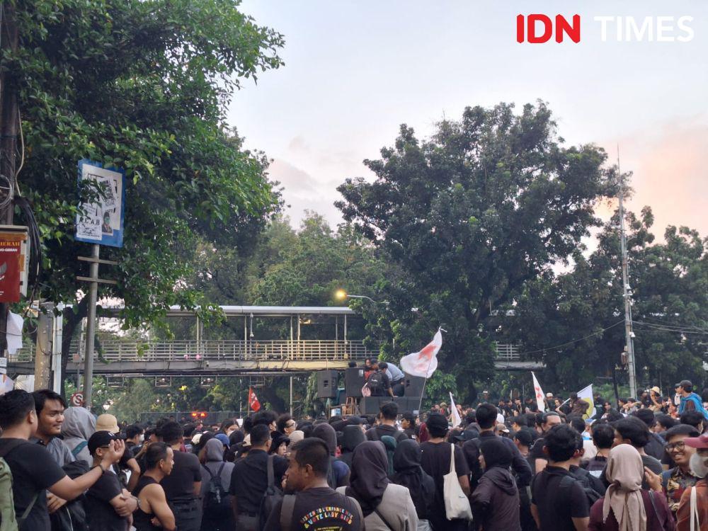 Demonstran Indonesia Gelap Diimbau Kondusif, Massa Minta Polisi Diam