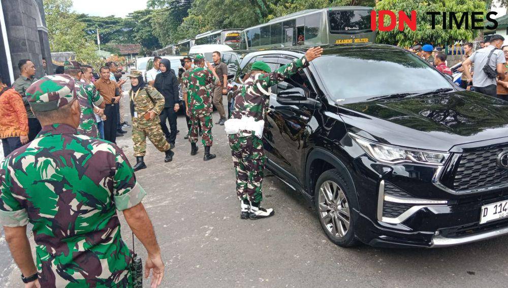 Suasana Mako Rindam IV Diponegoro di Magelang menyambut kedatangan para kepala daerah yang mengikuti retreat kepala daerah di Magelang, Jumat (21/2/2025). (IDN Times/Fariz Fardianto)