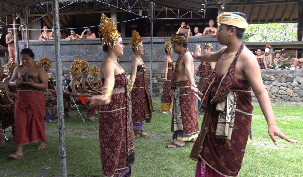 Tari Abuang Luh Muani di Desa Tenganan. (Dok.Dinas Pariwisata dan Kebudayaan Karangasem)