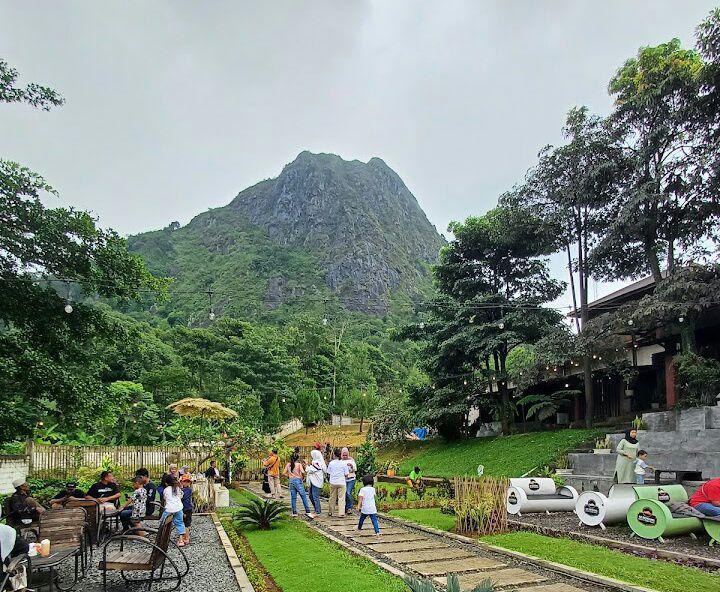 4 Tempat Makan dengan Pemandangan Gunung Batu Bogor, Syahdu!