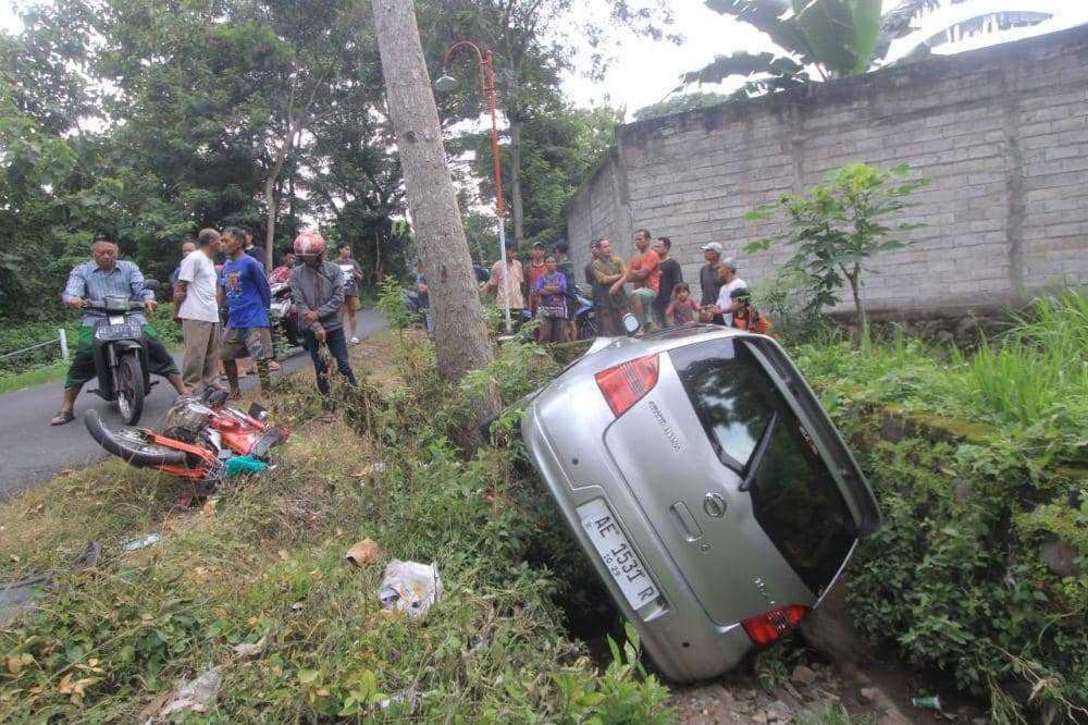 Grand Livina tabrak dua pengendara motor di Ngariboyo Magetan. IDN Times/ Riyanto.