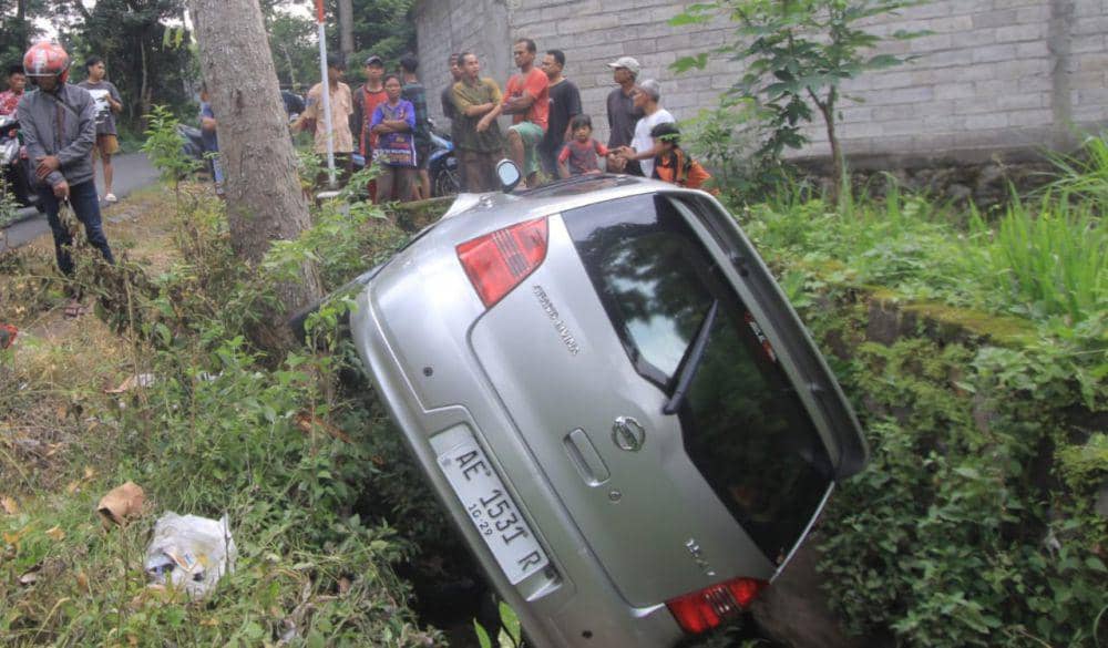 Grand Livina tabrak dua pengendara motor di Ngariboyo Magetan. IDN Times/ Riyanto.