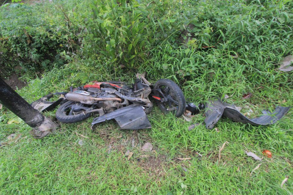 Grand Livina tabrak dua pengendara motor di Ngariboyo Magetan. IDN Times/ Riyanto.