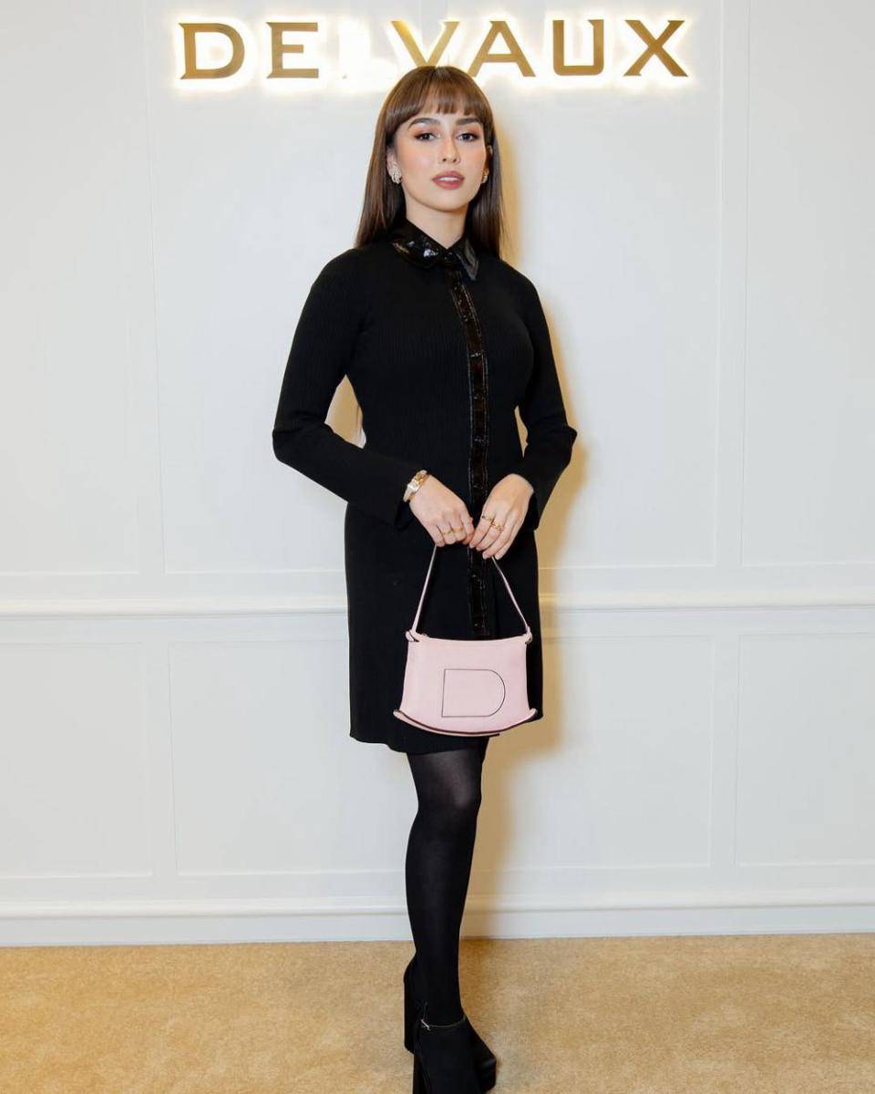 Outfit warna gelap yang elegan ala Anna Jobling