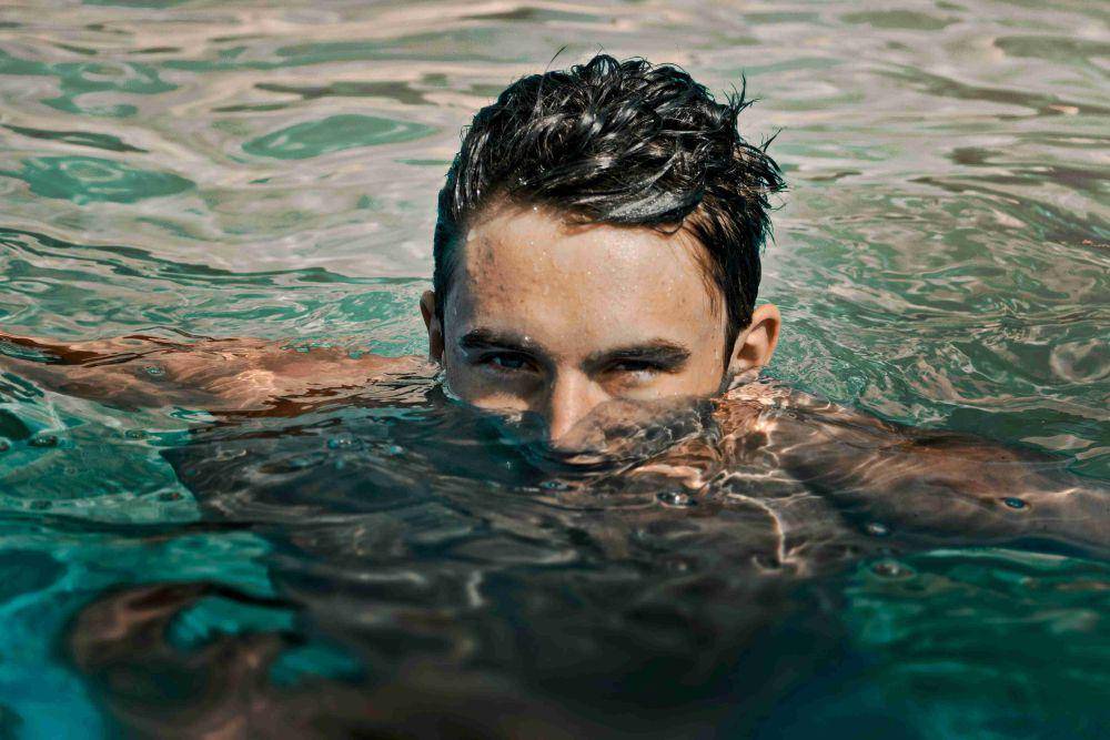 ilustrasi pria berenang (unsplash.com/Joseph Greve)