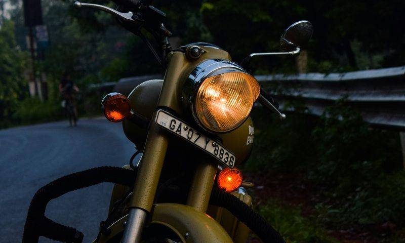 ilustrasi lampu sein bagian depan (unsplash.com/Kundan Bana)