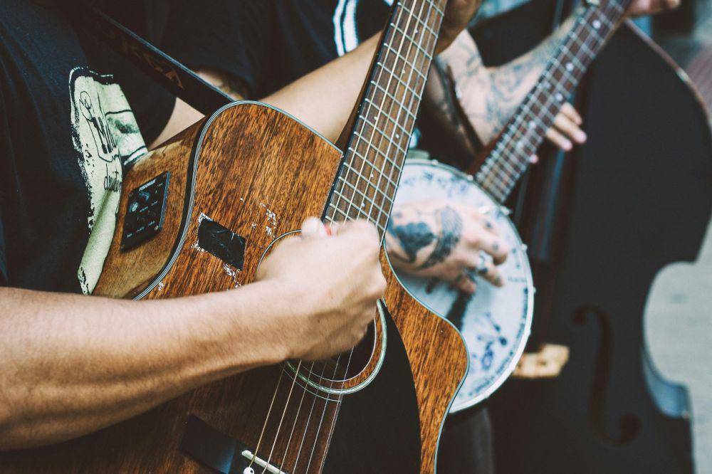 Ilustrasi live music di kafe (unsplash.com/@matheusferrero)