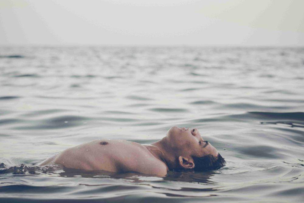 ilustrasi pria berenang (unsplash.com/leo abdelnaby)