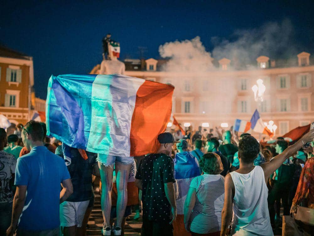 ilustrasi memegang bendera (pexels.com/Andrew Taylor)