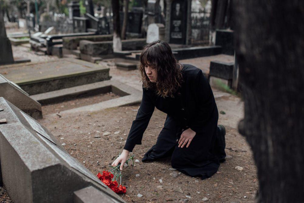 5 Adab Ziarah Kubur Sesuai Syariat, Jangan Duduk di Atas Makam!