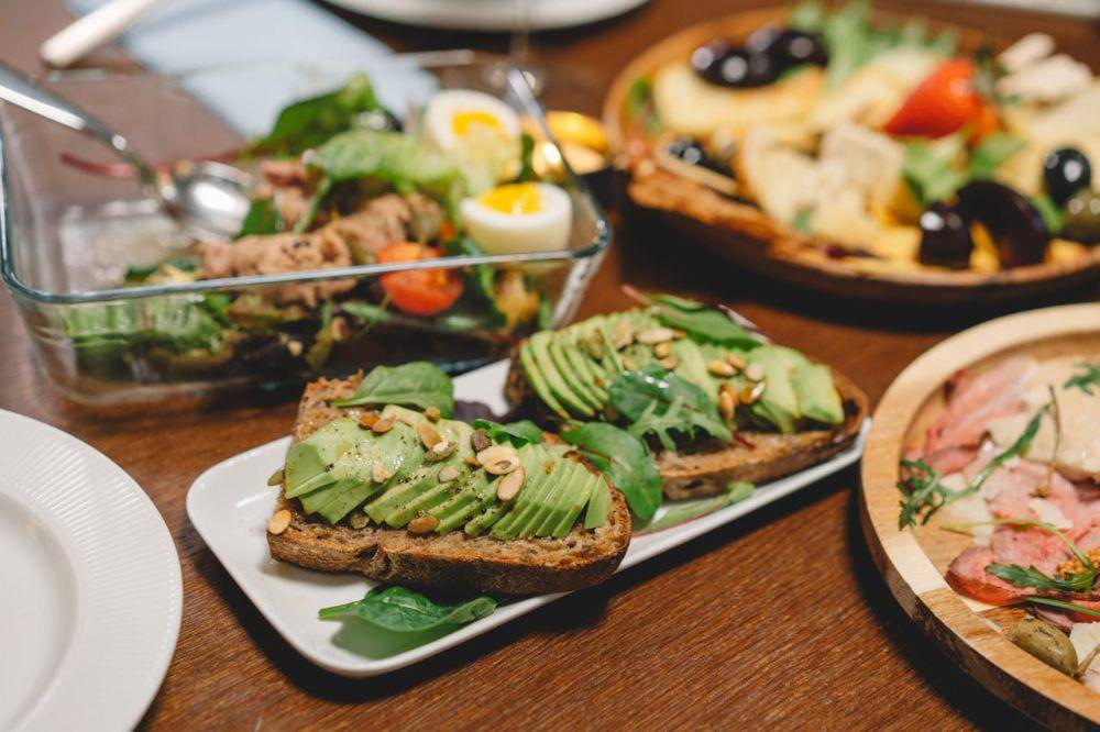 ilustrasi avocado sandwich (pexels.com/cottonbro studio)