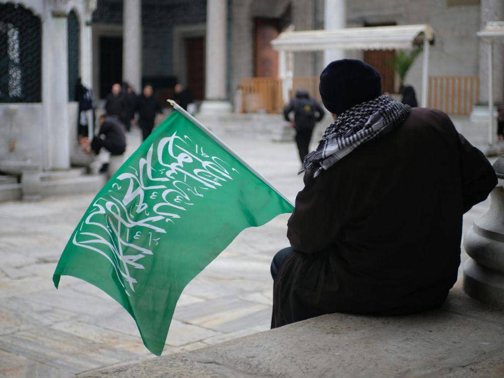 ilustrasi memegang bendera (pexels.com/Furkan Ceylan)