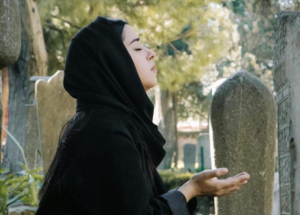 Hukum Ziarah Kubur bagi Perempuan Haid Menurut 4 Mazhab, Ketahui!