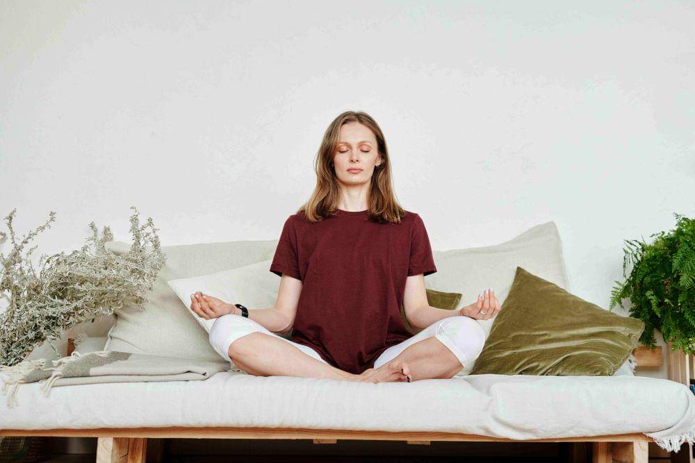 Ilustrasi Orang Meditasi (pexels.com/mikaelblomkvist)