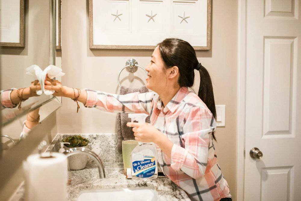 potret seorang wanita sedang membersihkan kamar mandi (pexels.com/RDNE Stock project)