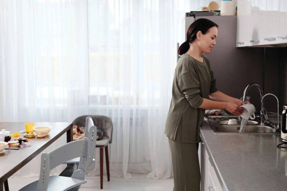 potret seorang wanita sedang mencuci piring (pexels.com/Jep Gambardella)