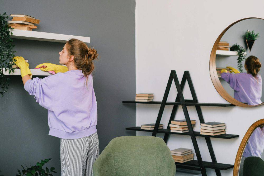 Ilistrasi cara membuat ruangan tetap segar (pexels.com/SHVETS production)