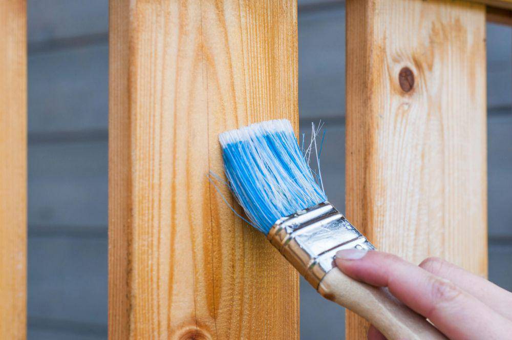 Ilustrasi seseorang yang sedang mengecat kayu (pexels.com/ Pixabay)