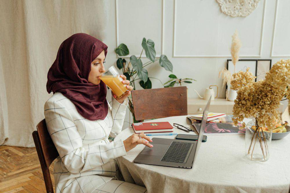 Ilustrasi perempuan berhijab sedang bermain laptop (pexels.com/Antoni Shkraba)