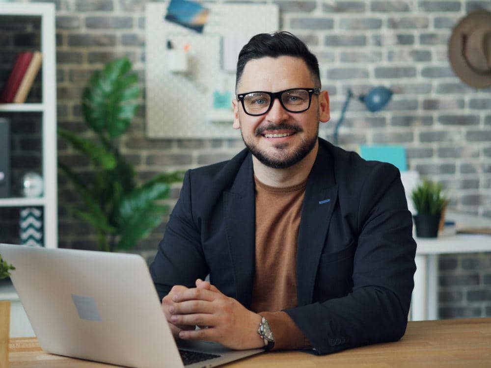 ilustrasi seorang pria (pexels.com/Vitaly Gariev)