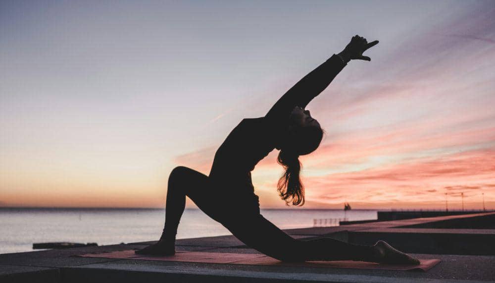 ilustrasi wanita sedang yoga (unsplash.com/kike vega)