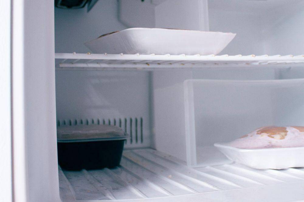 Ilustrasi menyimpan makanan di dalam freezer (unsplash.com/S. Laiba Ali)