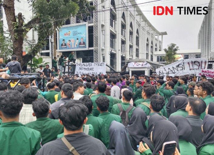 Mahasiswa USU dan Unimed Gaungkan Indonesia Gelap di Kantor DPRD
